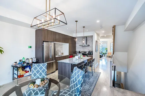 195 Sabina Drive, ON L6H 0L4
