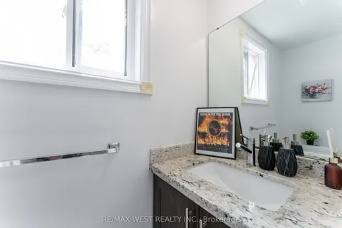 991 Mannington Lane, ON L4W 3X6