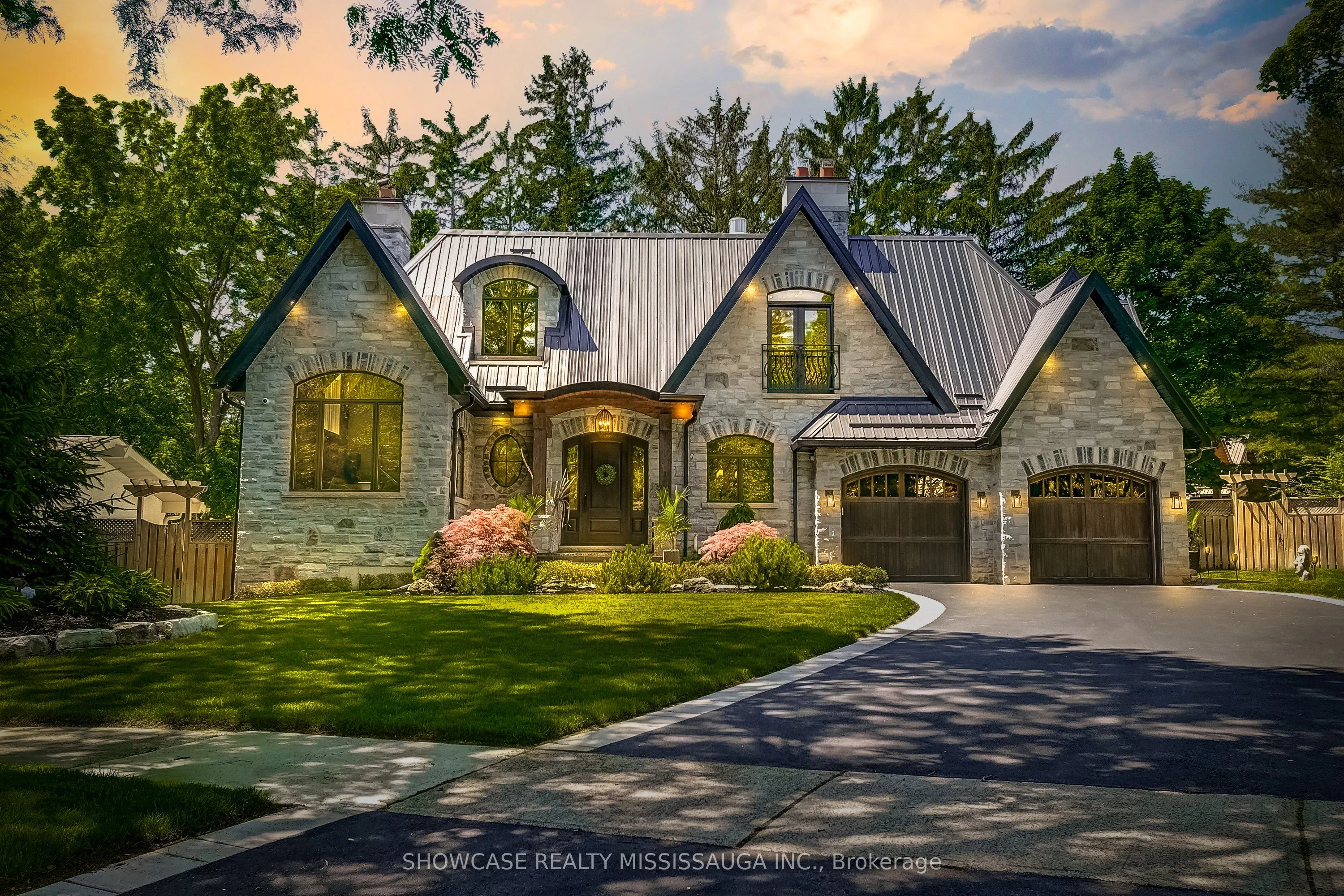 1282 Catchacoma Court, ON L5H 2X6