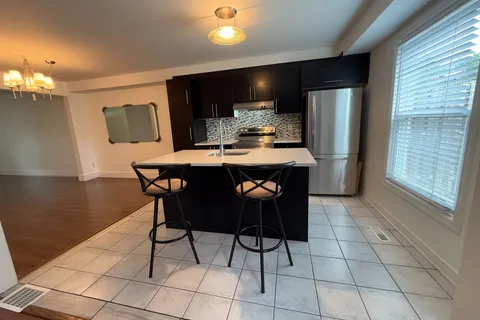 2710 Los Palmas Court, ON L5N 2G7