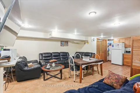 3 Hilldale Road, ON M6N 3Y1