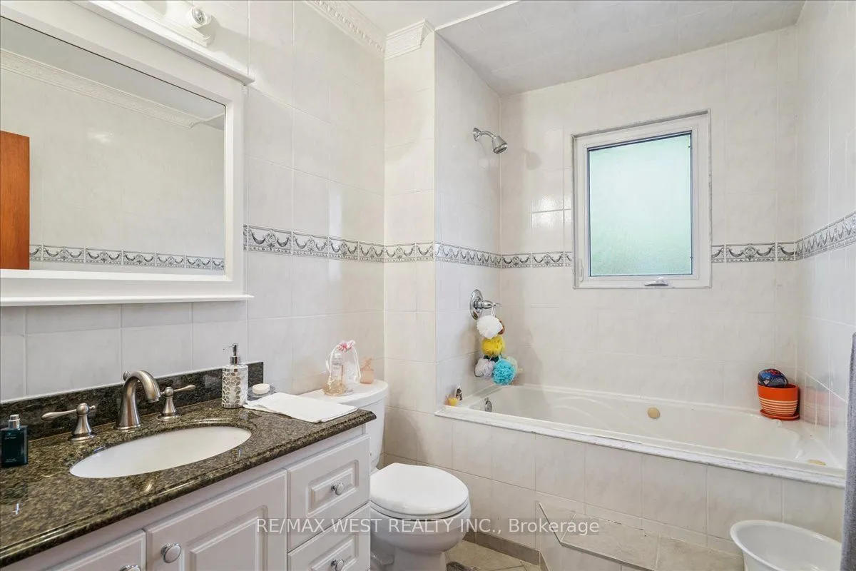 3 Hilldale Road, ON M6N 3Y1