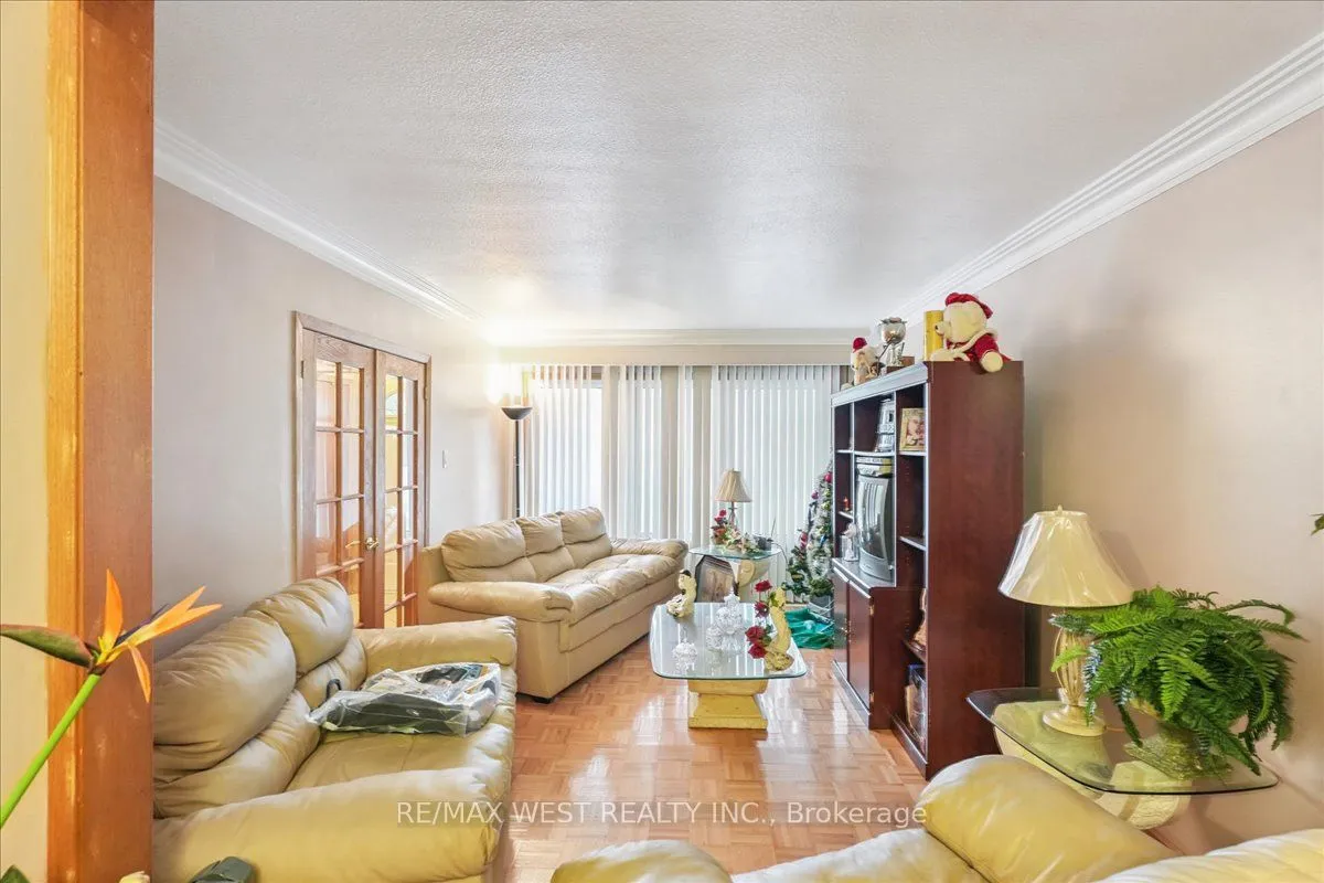 3 Hilldale Road, ON M6N 3Y1