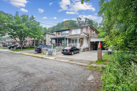 3 Hilldale Road, ON M6N 3Y1