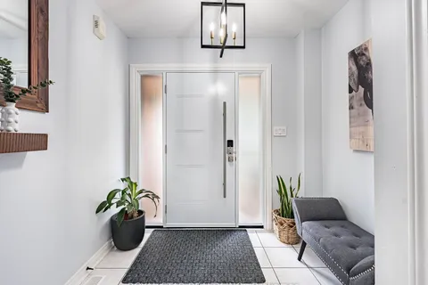 6929 Vicar Gate, ON L5W 1G6