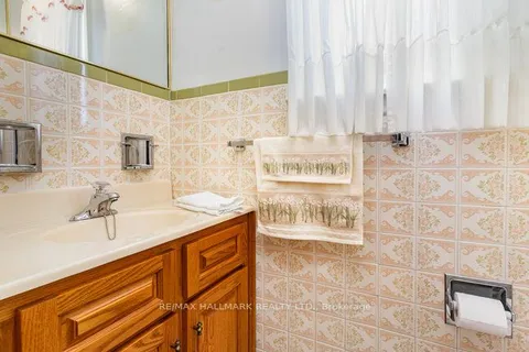 35 Clairton Crescent, ON M6N 2M7
