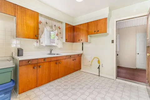 35 Clairton Crescent, ON M6N 2M7