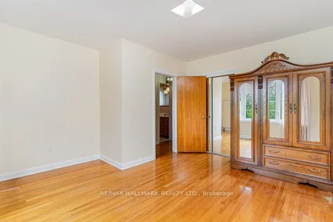 35 Clairton Crescent, ON M6N 2M7
