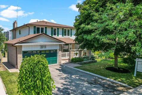 2215 Springfield Court, ON L5K 1V3