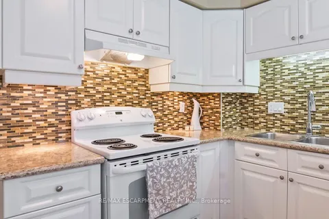 1043 Vanier Drive, ON L5H 3W8