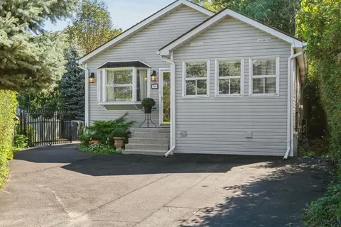 708 Montbeck Crescent, ON L5G 1P3