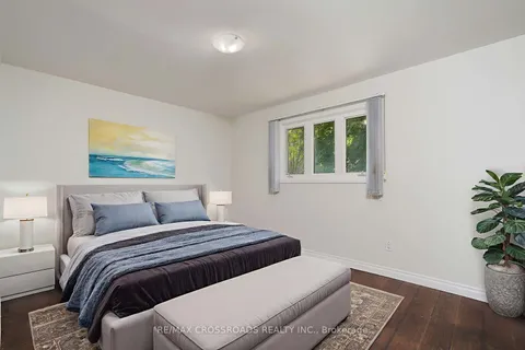 17 Brownridge Crescent, ON M9V 4M5
