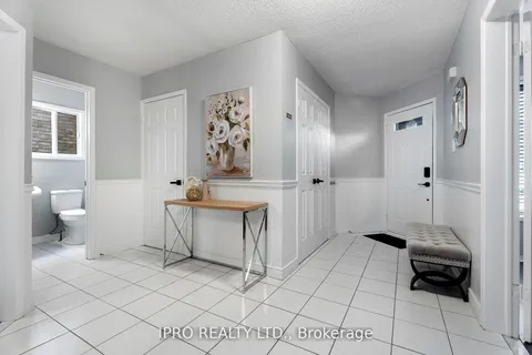 6070 Prairie Circle, ON L5N 5Z5