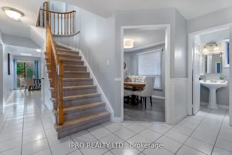 6070 Prairie Circle, ON L5N 5Z5