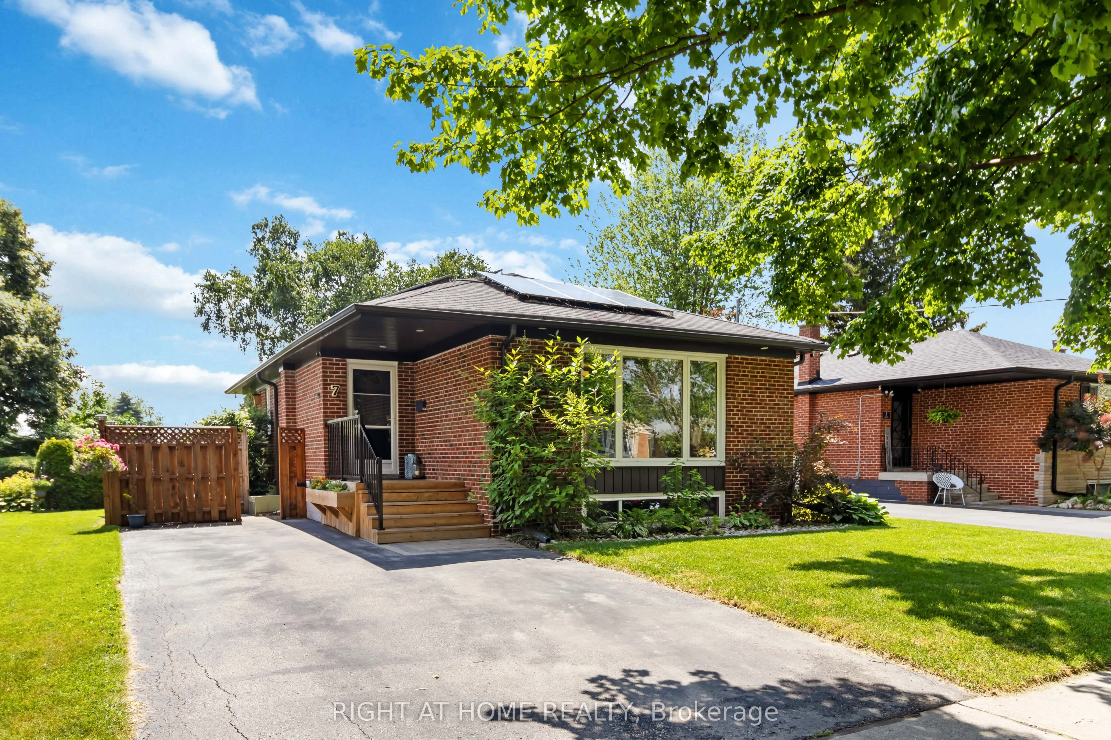 7 Brenda Avenue, ON L6Y 2A1