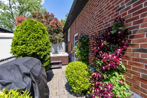 7 Brenda Avenue, ON L6Y 2A1
