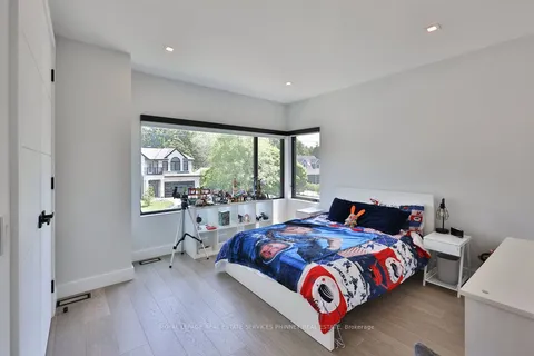 890 Beechwood Avenue, ON L5G 4E2