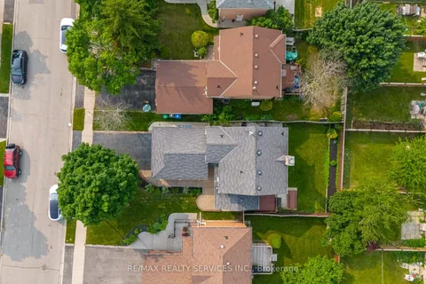 16 Vivians Crescent, ON L6Y 4T9