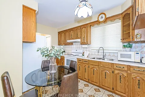 7 Lantos Court, ON M3M 1G3