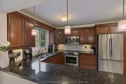 4320 Shelby Crescent, ON L4W 3T3