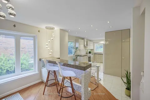 8 Mansfield Street, ON L6S 2Y3