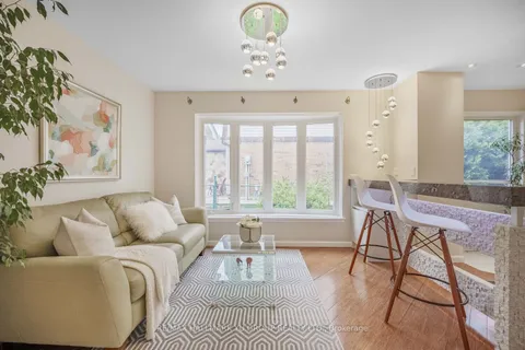 8 Mansfield Street, ON L6S 2Y3