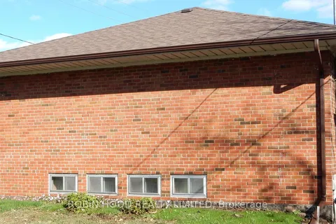 33 Warnica Avenue, ON M8Z 1Z5