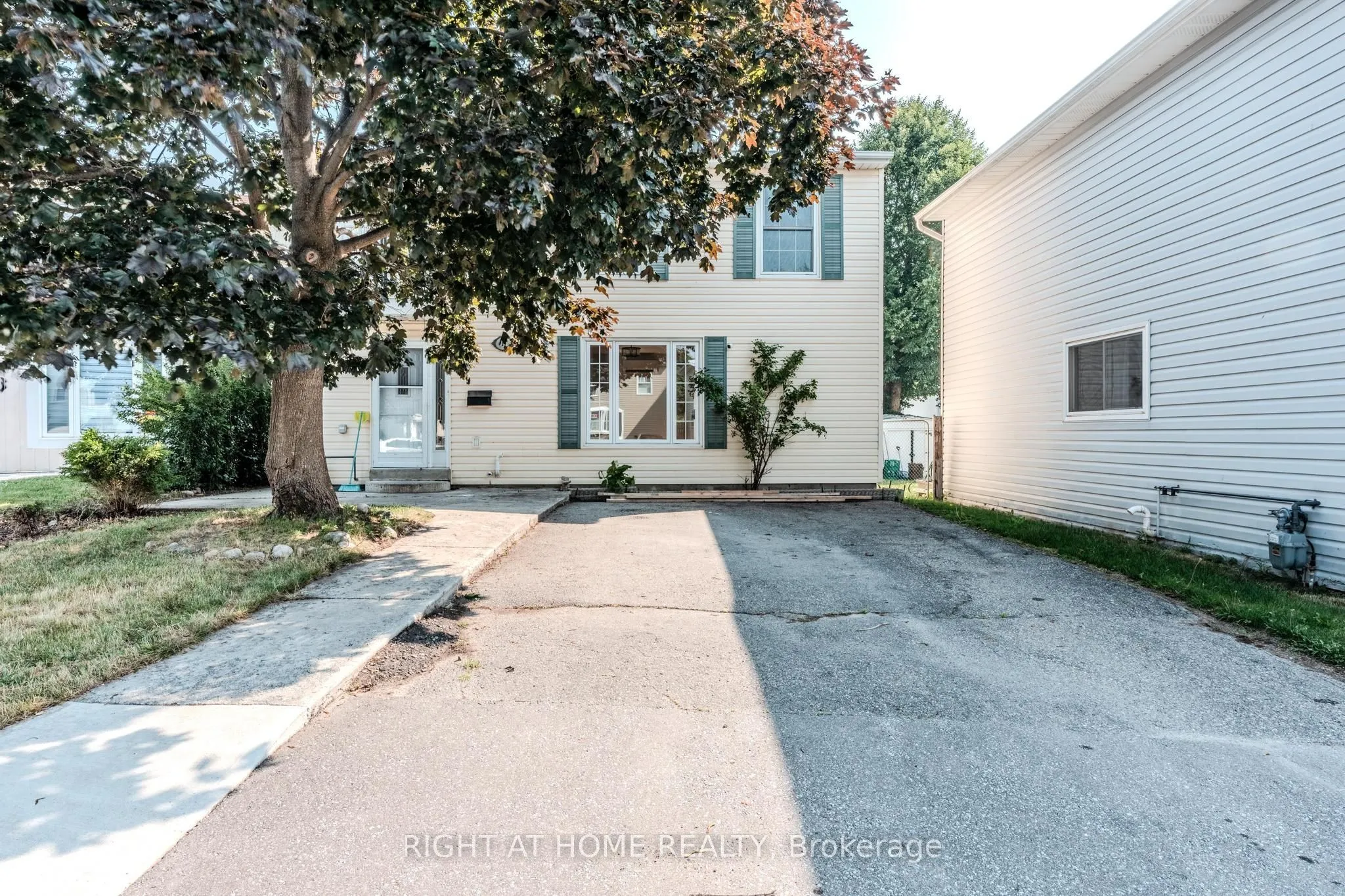 19 Hearthstone Court, ON L6S 1N8
