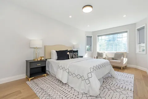 1092 Shaw Drive, ON L5G 3Z4
