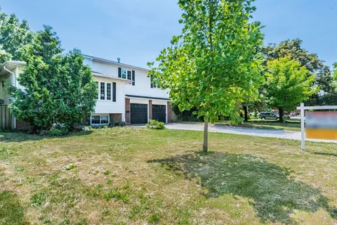 2406 Ventura Drive, ON L6L 2H4