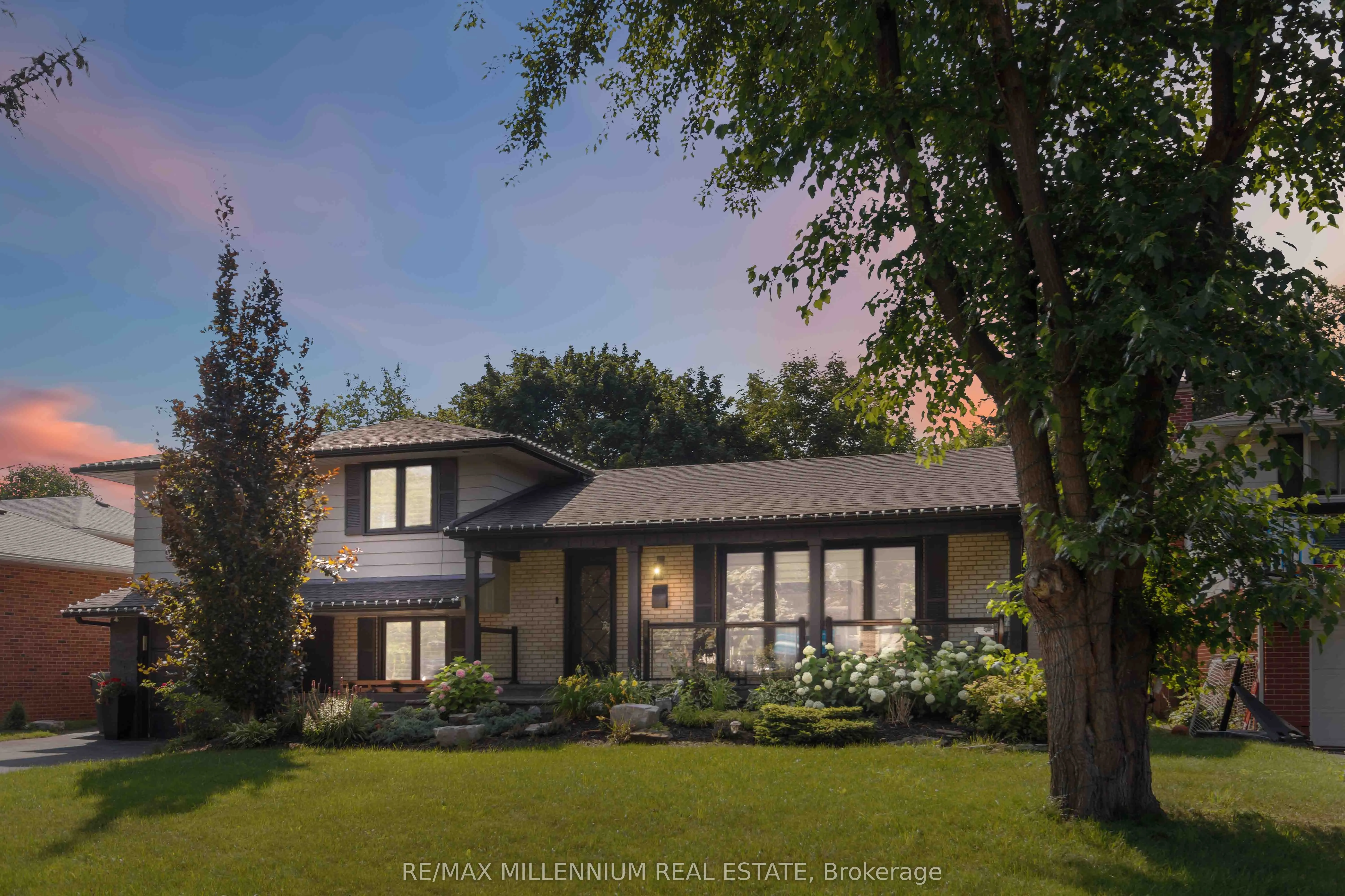 250 Daphne Avenue, ON L5A 1M6