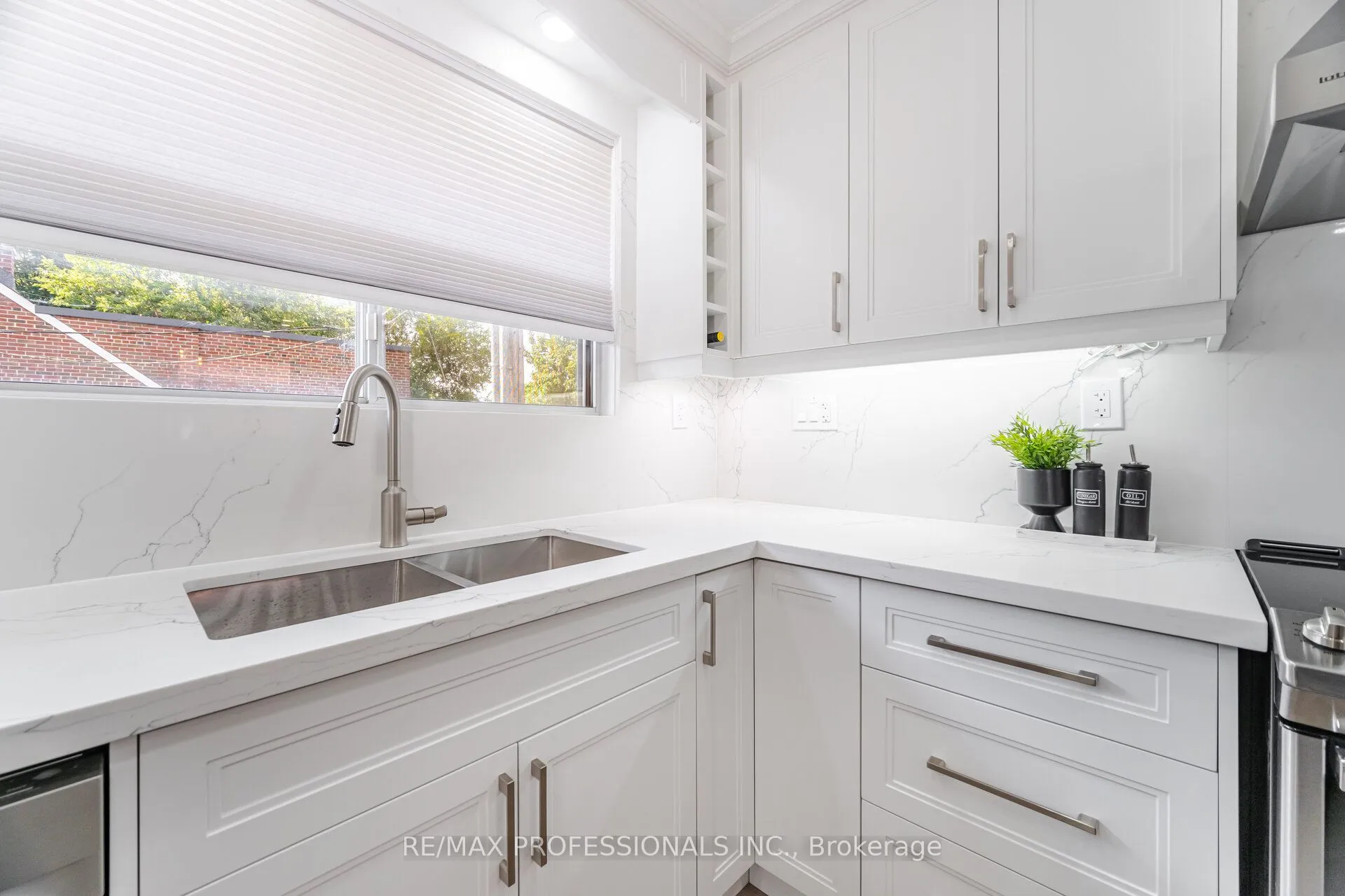 718 Royal York Road, ON M8Y 2T5