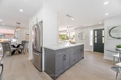 718 Royal York Road, ON M8Y 2T5