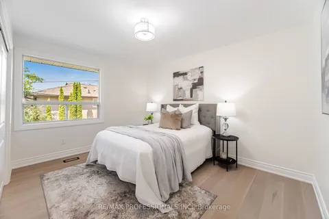 718 Royal York Road, ON M8Y 2T5