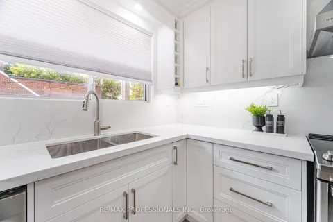 718 Royal York Road, ON M8Y 2T5