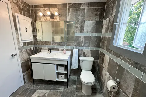 571 Minette Circle, ON L5A 3B9