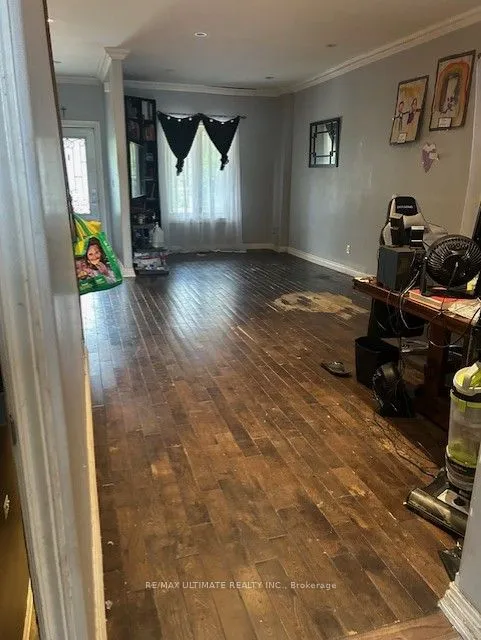 31 St. Clair Gardens, ON M6E 3V6