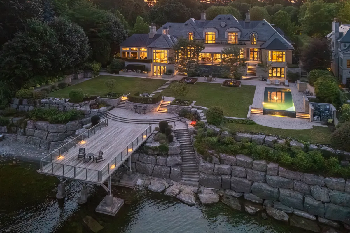 2054 Lakeshore Road, ON L6J 1M3