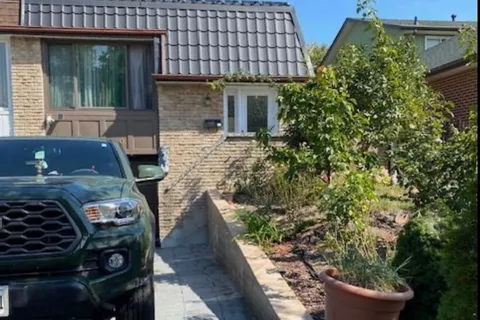 7179 Delmonte Crescent, ON L4T 3L4