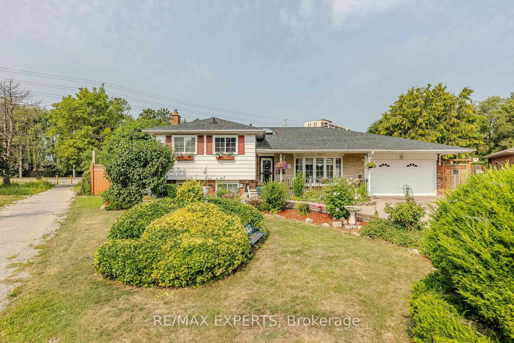 8 EASTON Place, ON L6T 2A7