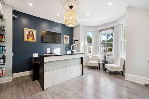 127 Queen Street, ON L6Y 1M3