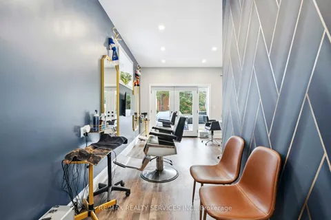 127 Queen Street, ON L6Y 1M3