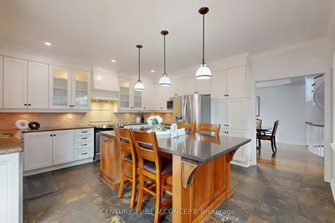 964 Queen Street, ON L5H 4J7