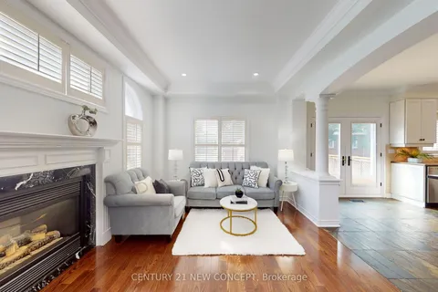 964 Queen Street, ON L5H 4J7