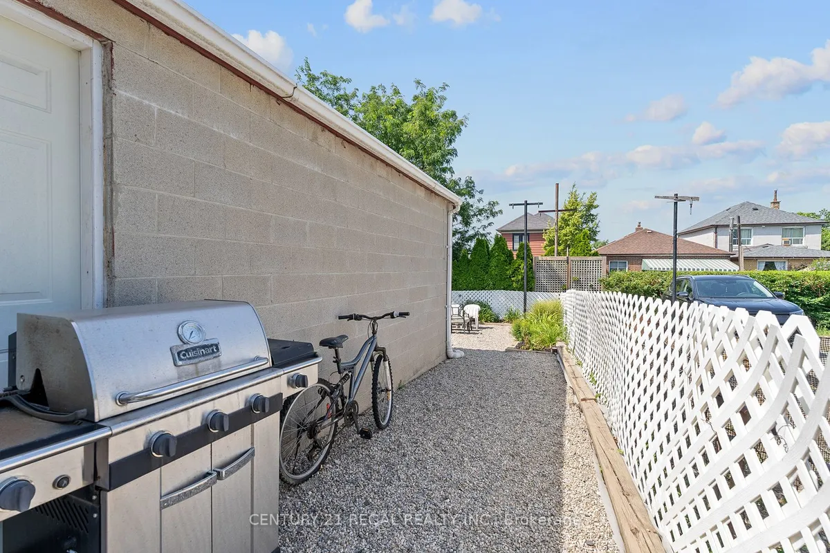 32 Chamberlain Avenue, ON M6E 4J8