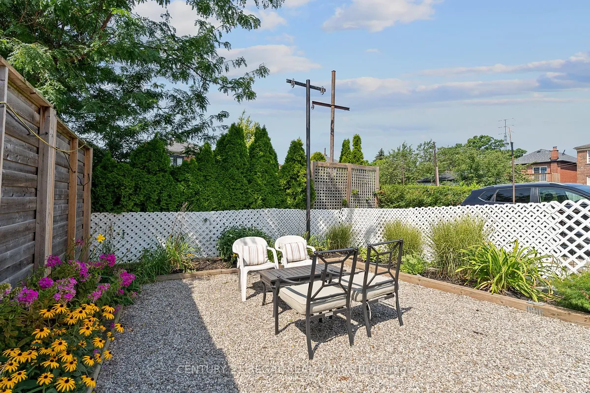 32 Chamberlain Avenue, ON M6E 4J8