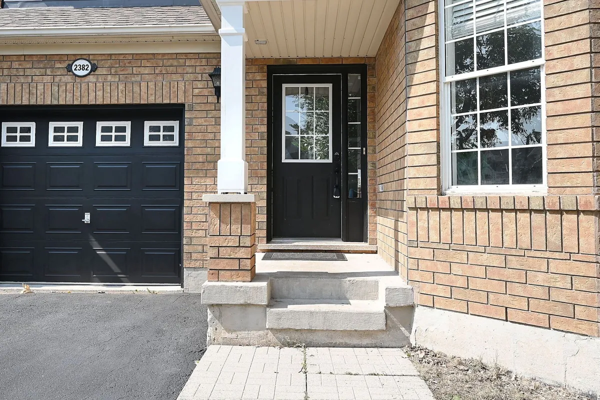 2382 Falkland Crescent, ON L6M 4Y1