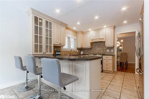 398 Barclay Crescent, ON L6J 6H9