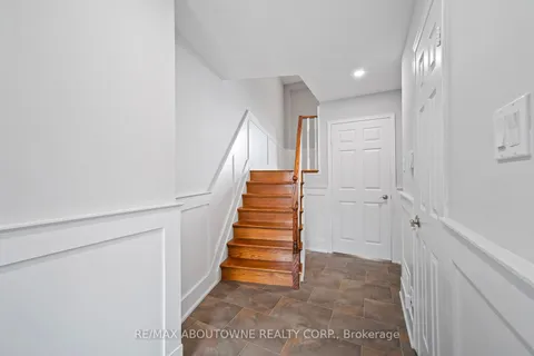 1228 Cornerbrook Place, ON L5C 3J4