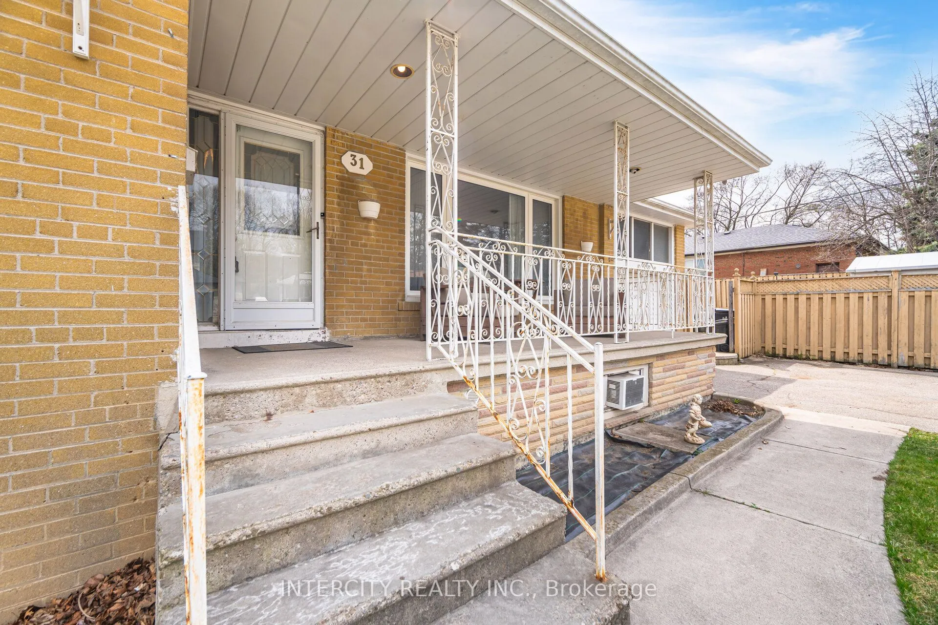 31 Munhall Road, ON M6P 1R2